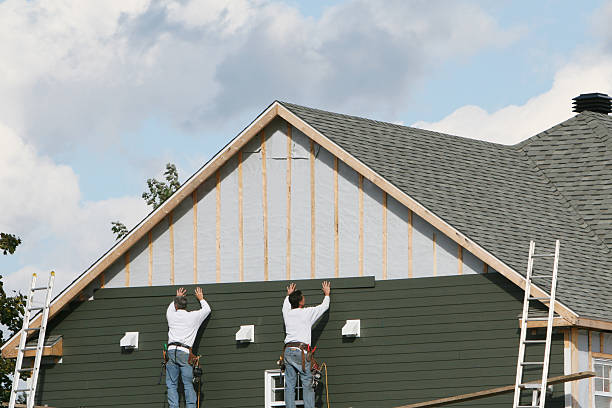 Professional Vinyl Siding technician working in Charlotte, TN